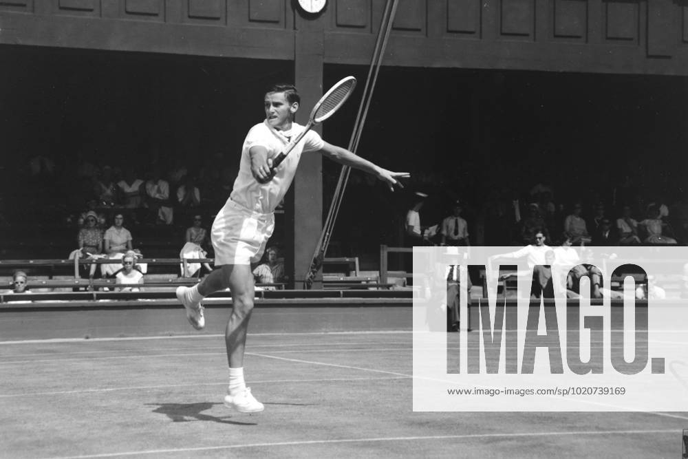 AUSTRALIAN PLAYER ROY EMERSON IN ACTION AT WIMBLEDON TENNIS CHAMPIONSHIPS 30 JUNE 1961
