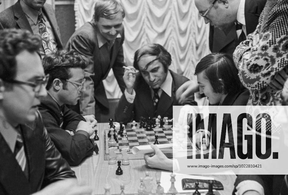 December, 1976. Moscow, USSR. Soviet Chess Grandmasters Vitaly Tseshkovsky, Iosif Dorfman, Oleg Romanishin, Mikhail Tal and Anatoly Karpov (L-R) analyse a match during the 1976 USSR Chess Championship in the Central House of Culture of Railway Workers. The exact date of the photograph is unknown. Vladimir Savostyanov TASS 15639861