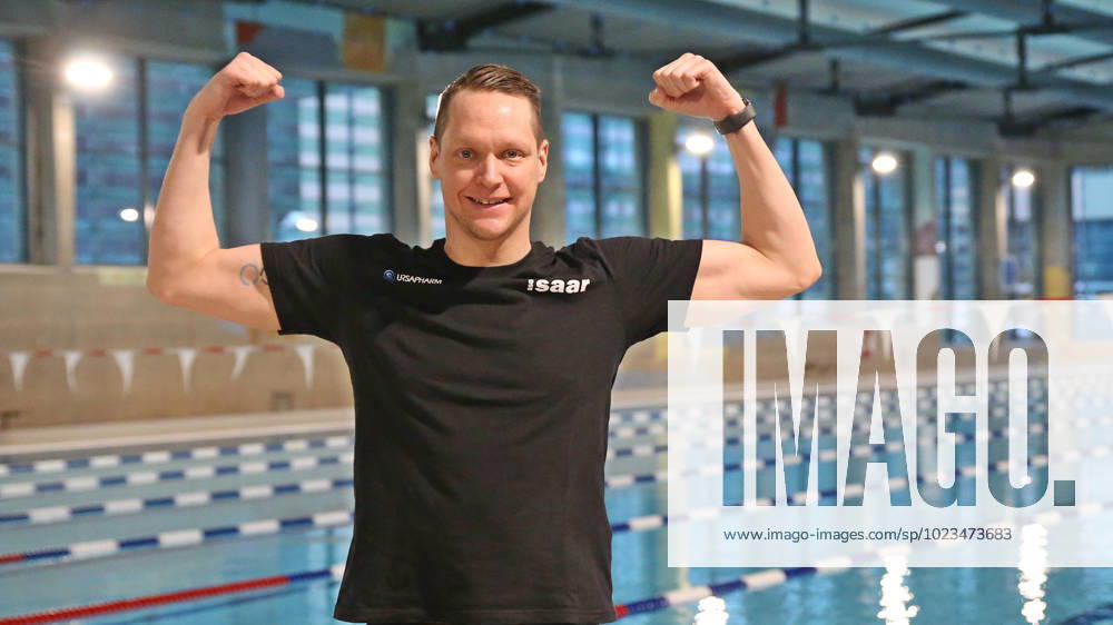 swimming shooting, Andreas Waschburger shooting, v l Andreas Waschburger in club outfit of SSG Saar Max Ritter cheering Saarbruecken