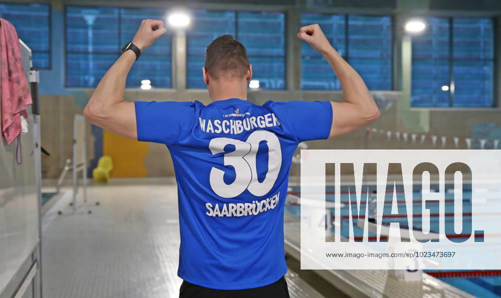 swimming shooting, Andreas Waschburger shooting, v l Andreas Waschburger in the jersey of his favorite club the 1 FC Saarbrücken with his personal jersey Saarbrücken