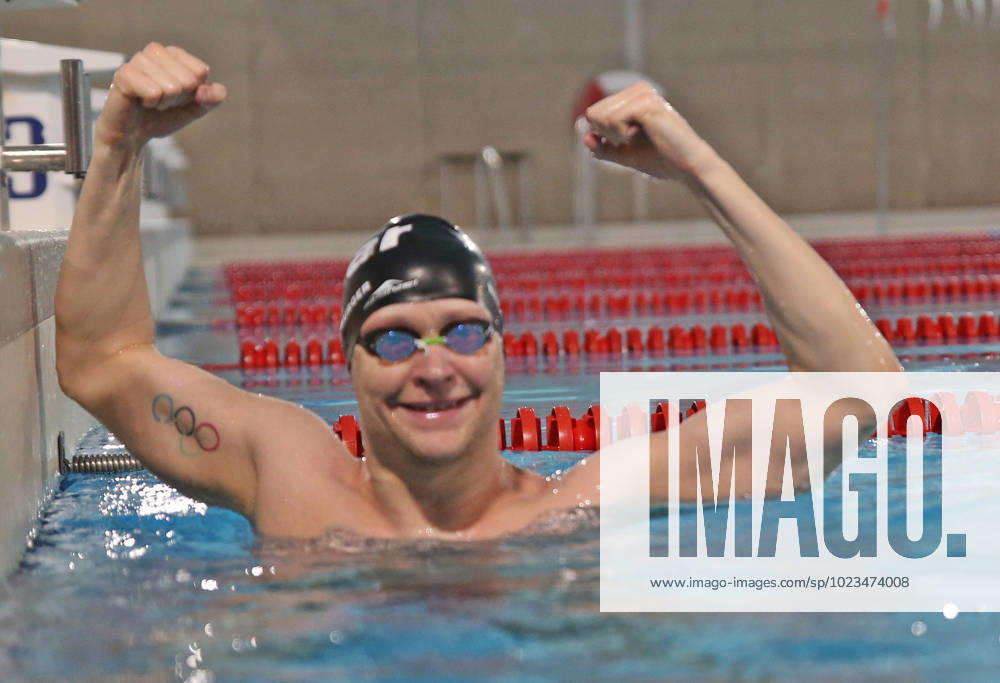 swimming shooting, Andreas Waschburger shooting, v l Andreas Waschburger in the outfit of his club the SSG Saar Max Ritter cheering Saarbruecken