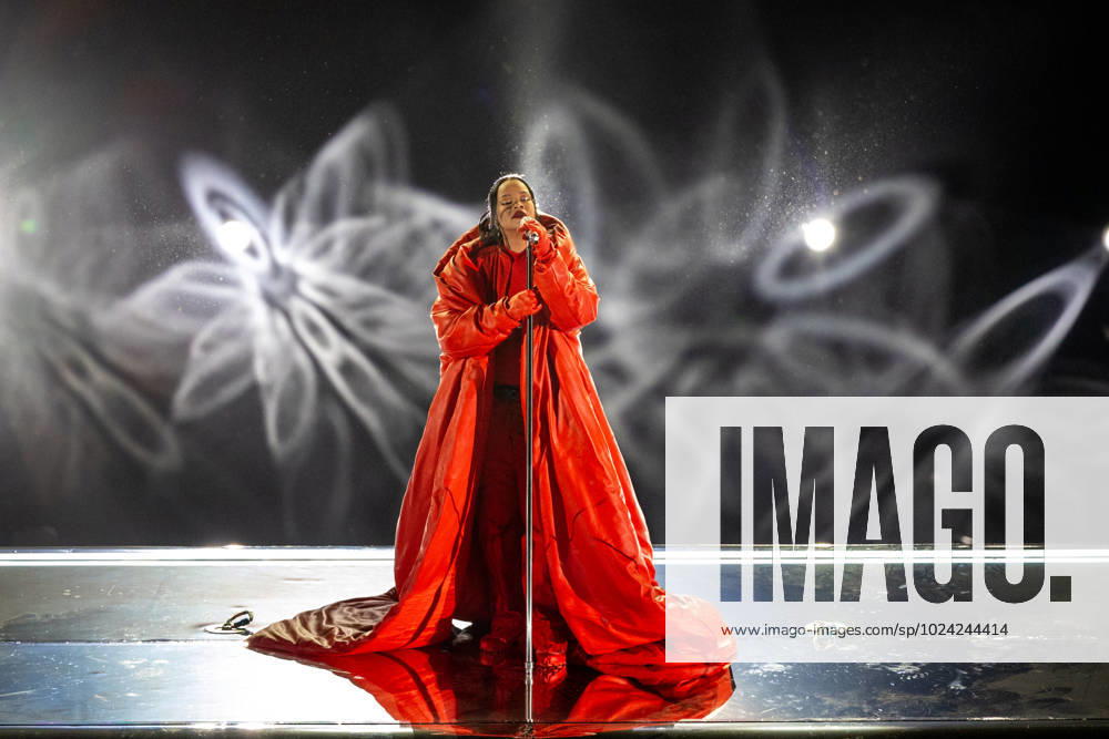 GLENDALE, AZ - FEBRUARY 12: Rihanna performs during halftime at Super Bowl LVII between the Philadelphia Eagles and the Kansas City Chiefs on Sunday, February 12th, 2023 at State Farm Stadium in Glendale, AZ. (Photo by Adam Bow Icon Sportswire) NFL, American Football Herren, USA FEB 12 Super Bowl LVII - Eagles vs Chiefs Icon230212294