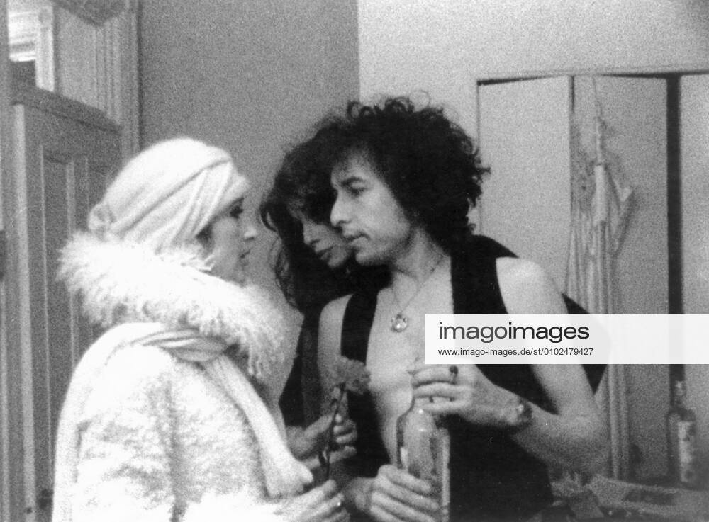 RENALDO AND CLARA JOAN BAEZ, BOB DYLAN Date: 1978. Strictly editorial use only in conjunction with the promotion of the film. Credit line mandatory. This image is copyright of the film company and is supplied under the terms of issue as film still. No commercial or book cover use permitted without prior consent from the film company. Mandatory credit line: Image courtesy Ronald Grant Archive Mary Evans