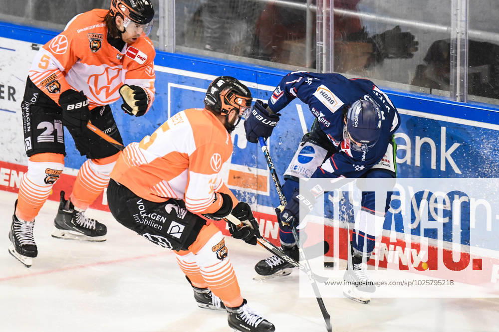 Straubing Tigers vs Grizzlys Wolfsburg, ice hockey, German ice hockey league, penny DEL, 1 matchday playoffs quarterfinals, season 2022 2023, 14 03 2023 Taylor Leier Straubing Tigers fighting for the puck with Dustin Jeffrey Grizzlys Wolfsburg , ice hockey men, German ice hockey league, penny DEL, 1 matchday playoffs quarterfinals, season 2022 2022 on 14 03 2023 at Eisstadion am Pulverturm, Straubing Tigers blue vs Grizzlys Wolfsburg white