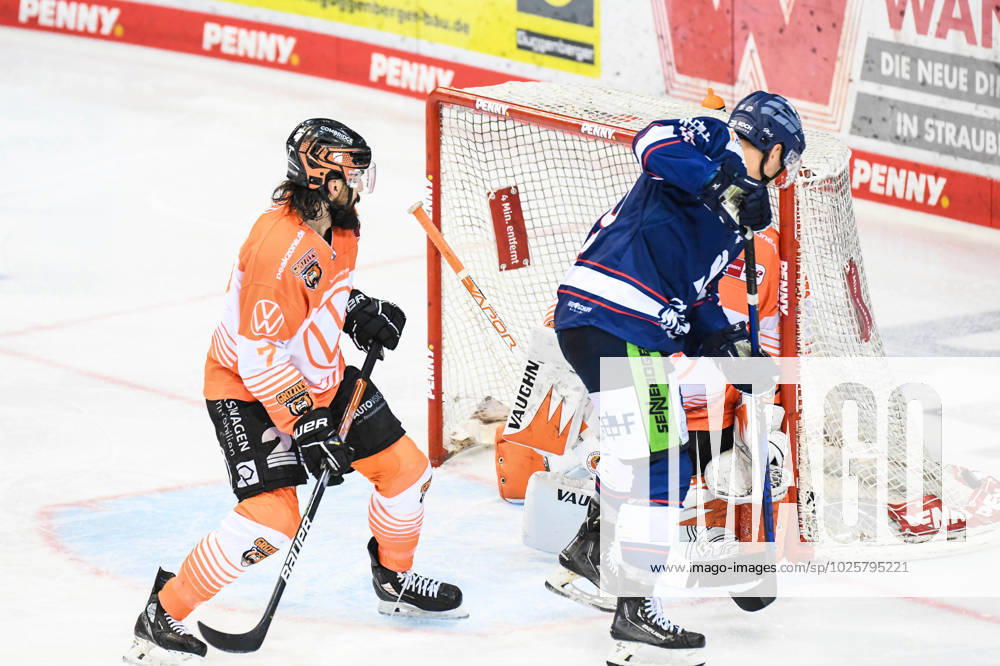 Straubing Tigers vs Grizzlys Wolfsburg, ice hockey, German Ice Hockey League, Penny DEL, 1 matchday playoffs quarterfinals, season 2022 2023, 14 03 2023 Luke Adam Straubing Tigers with the chance before Dustin Strahlmeier Grizzlys Wolfsburg , ice hockey men, German Ice Hockey League, Penny DEL, 1 matchday playoffs quarterfinals, season 2022 2022 on 14 03 2023 at the Eisstadion am Pulverturm, Straubing Tigers blue vs Grizzlys Wolfsburg white