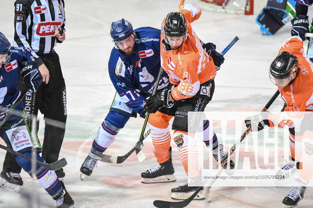 Straubing Tigers vs Grizzlys Wolfsburg, ice hockey, German ice hockey league, penny DEL, 1 matchday playoffs quarterfinals, season 2022 2023, 14 03 2023 Travis Turnbull Straubing Tigers during the bully with Tler Morley Grizzlys Wolfsburg , ice hockey men, German ice hockey league, penny DEL, 1 matchday playoffs quarterfinals, season 2022 2022 on 14 03 2023 at Eisstadion am Pulverturm, Straubing Tigers blue vs Grizzlys Wolfsburg white