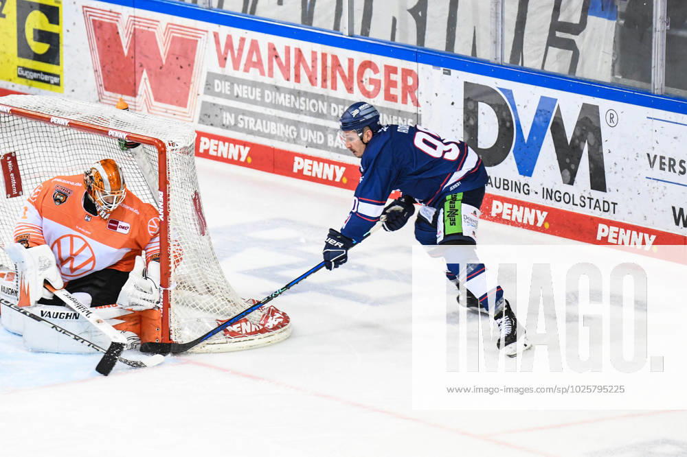 Straubing Tigers vs Grizzlys Wolfsburg, ice hockey, German Ice Hockey League, Penny DEL, 1 matchday playoffs quarterfinals, season 2022 2023, 14 03 2023 Luke Adam Straubing Tigers with the chance before Dustin Strahlmeier Grizzlys Wolfsburg , ice hockey men, German Ice Hockey League, Penny DEL, 1 matchday playoffs quarterfinals, season 2022 2022 on 14 03 2023 at the Eisstadion am Pulverturm, Straubing Tigers blue vs Grizzlys Wolfsburg white