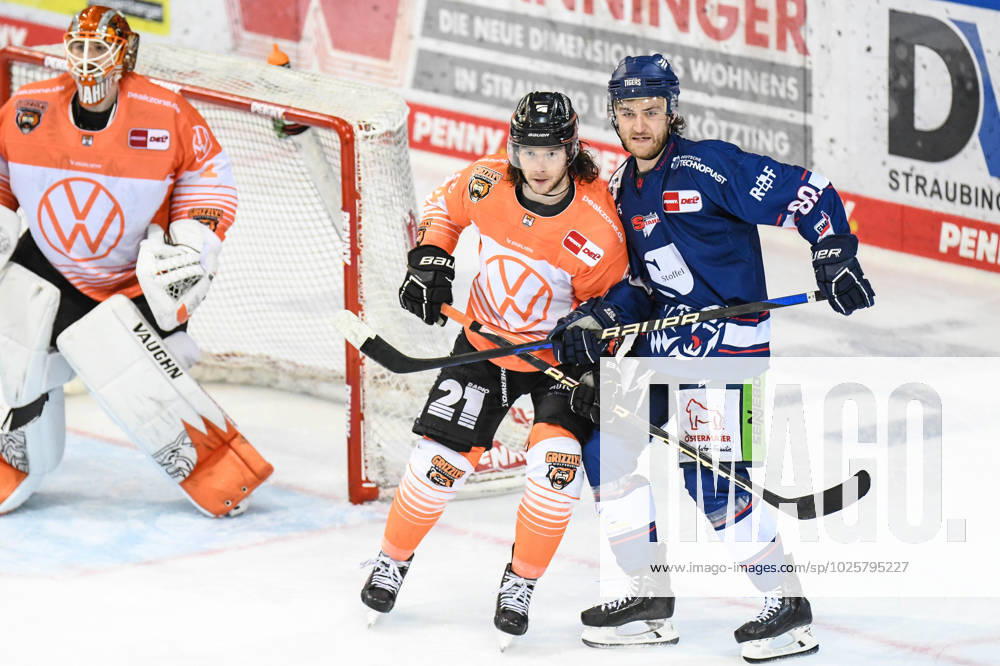 Straubing Tigers vs Grizzlys Wolfsburg, ice hockey, German Ice Hockey League, Penny DEL, 1 Spieltag Playoffs Viertelfinale, Saison 2022 2023, 14 03 2023 JC Lipon Straubing Tigers vor em Tor mit Janik Möser Moeser Grizzlys Wolfsburg , Ice hockey men, German Ice Hockey League, Penny DEL, 1 matchday playoffs quarterfinals, season 2022 2022 on 14 03 2023 at Eisstadion am Pulverturm, Straubing Tigers blue vs Grizzlys Wolfsburg white