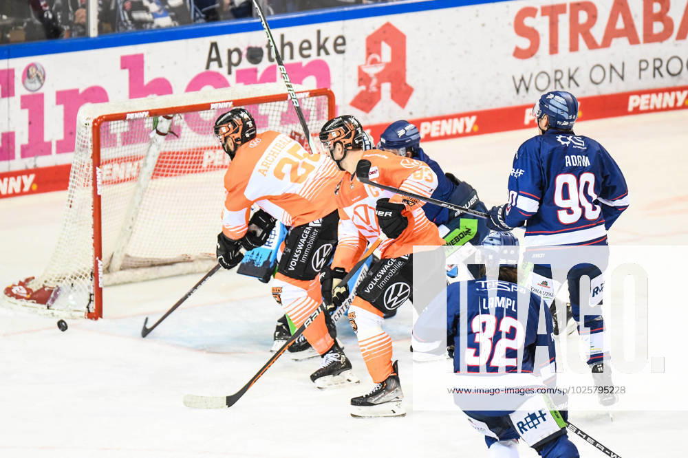 Straubing Tigers vs Grizzlys Wolfsburg, ice hockey, German Ice Hockey League, Penny DEL, 1 matchday playoffs quarterfinals, season 2022 2023, 14 03 2023 Darren Archibald Grizzlys Wolfsburg with the chance before Hunter Miska Straubing Tigers , ice hockey men, German Ice Hockey League, Penny DEL, 1 matchday playoffs quarterfinals, season 2022 2022 on 14 03 2023 at the Eisstadion am Pulverturm, Straubing Tigers blue vs Grizzlys Wolfsburg white