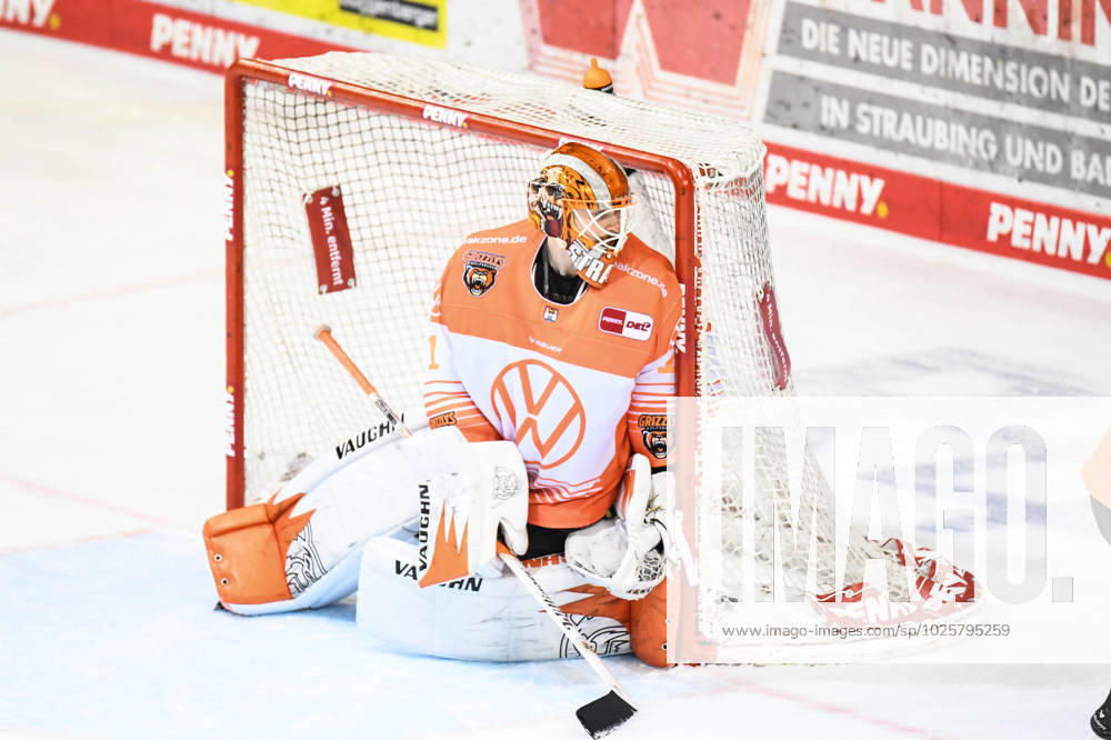 Straubing Tigers vs Grizzlys Wolfsburg, ice hockey, German ice hockey league, penny DEL, 1 matchday playoffs quarterfinals, season 2022 2023, 14 03 2023 Dustin Strahlmeier Grizzlys Wolfsburg , ice hockey men, German ice hockey league, penny DEL, 1 matchday playoffs quarterfinals, season 2022 2022 on 14 03 2023 at Eisstadion am Pulverturm, Straubing Tigers blue vs Grizzlys Wolfsburg white