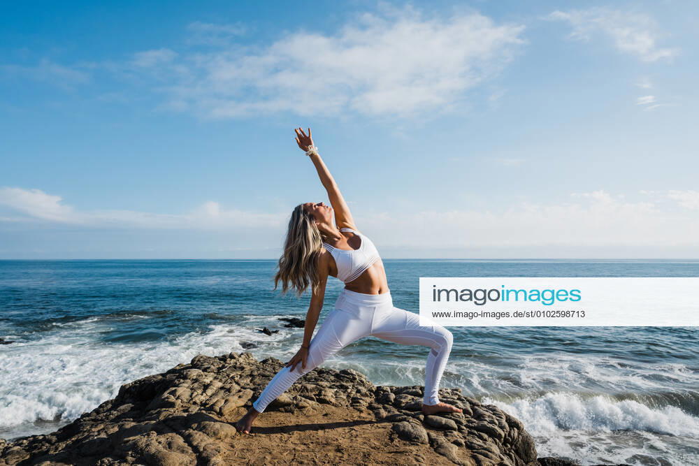 Young woman holding a yoga pose on the beach Malibu, CA, United States CR_ATAD200717-452100-01 ,model released, Symbolfoto