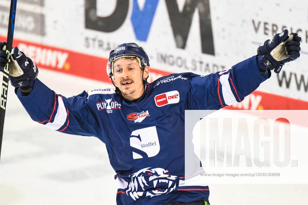 Straubing Tigers vs Grizzlys Wolfsburg, ice hockey, German Ice Hockey League, Penny DEL, 3 matchday playoffs quarterfinals, season 2022 2023, 19 03 2023 Luke Adam Straubing Tigers cheers over the goal, ice hockey men, German Ice Hockey League, Penny DEL, 3 matchday playoffs quarterfinals, season 2022 2022 on 19 03 2023 at Eisstadion am Pulverturm, Straubing Tigers blue vs Grizzlys Wolfsburg white