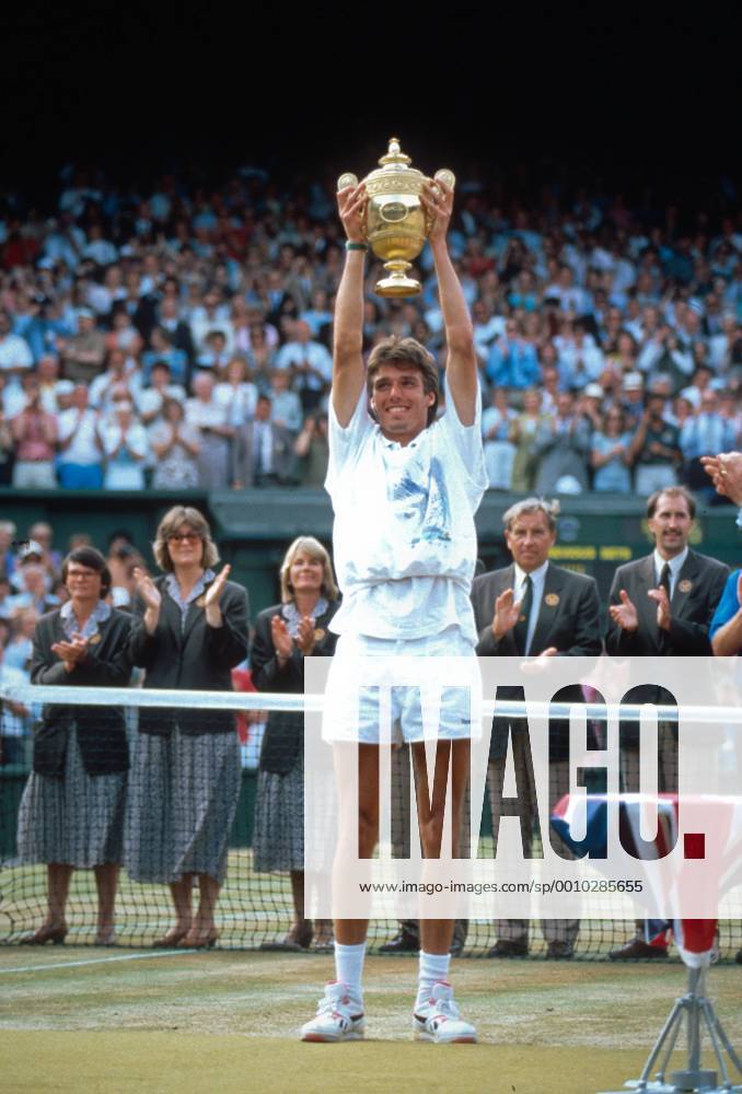 TENNIS WIMBLEDON 1991, FINALE HERREN, 07.07.1991, WIMBLEDON - Michael STICH (GER) jubelt mit dem Siegerpokal.