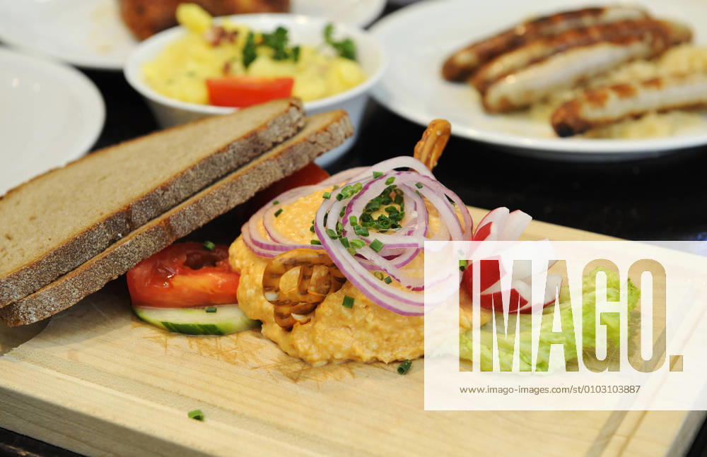 IMAGO Creative, Food, Brotzeit Germany, Bavaria, Munich, Obazda on chopping board LH000244
