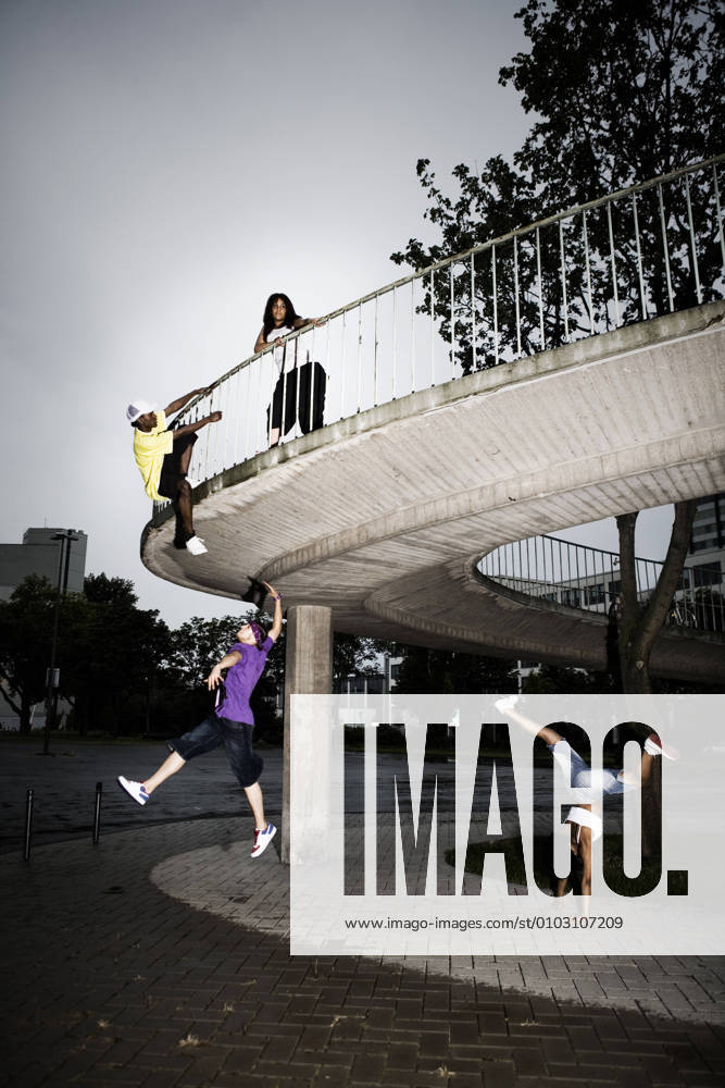 Germany, Cologne, Young people having fun together model released Symbolfoto SK00047