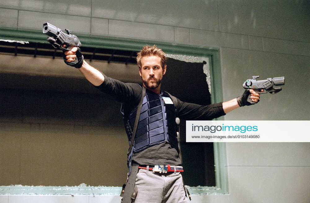 BLADE:TRINITY RYAN REYNOLDS Date: 2004. Strictly editorial use only in conjunction with the promotion of the film. Credit line mandatory. This image is copyright of the film company and is supplied under the terms of issue as film still. No commercial or book cover use permitted without prior consent from the film company. Mandatory credit line: Image courtesy NEW LINE CINEMA Ronald Grant Archive Mary Evans