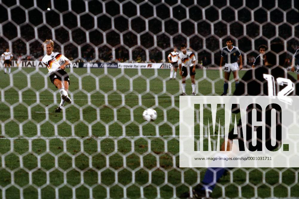 Andreas Brehme (li., Deutschland) verwandelt gegen Torwart Sergio Goycochea (Argentinien) den Strafstoß und erzielt das goldene Tor im Finale Fußball WM Herren Weltmeisterschaft 1990, Länderspiel, Finale, Endspiel, Nationalmannschaft, Nationalteam, Vneg Gruppe Rom Dynamik,