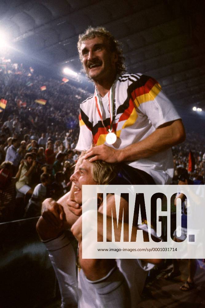 Rudi Völler (oben) feiert auf den Schultern von Jürgen Klinsmann (beide Deutschland) den Titelgewinn Fußball WM Herren Weltmeisterschaft 1990, Länderspiel, Finale, Endspiel, Nationalmannschaft, Nationalteam, Vneg Gruppe Rom Freude, Begeisterung,