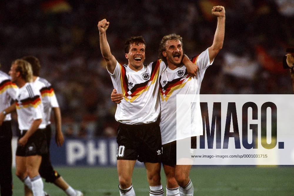 Rudi Völler (re.) und Lothar Matthäus (beide Deutschland) feiern den Titelgewinn Fußball WM Herren Weltmeisterschaft 1990, Länderspiel, Finale, Endspiel, Nationalmannschaft, Nationalteam, Vneg Gruppe Rom Freude, Begeisterung,