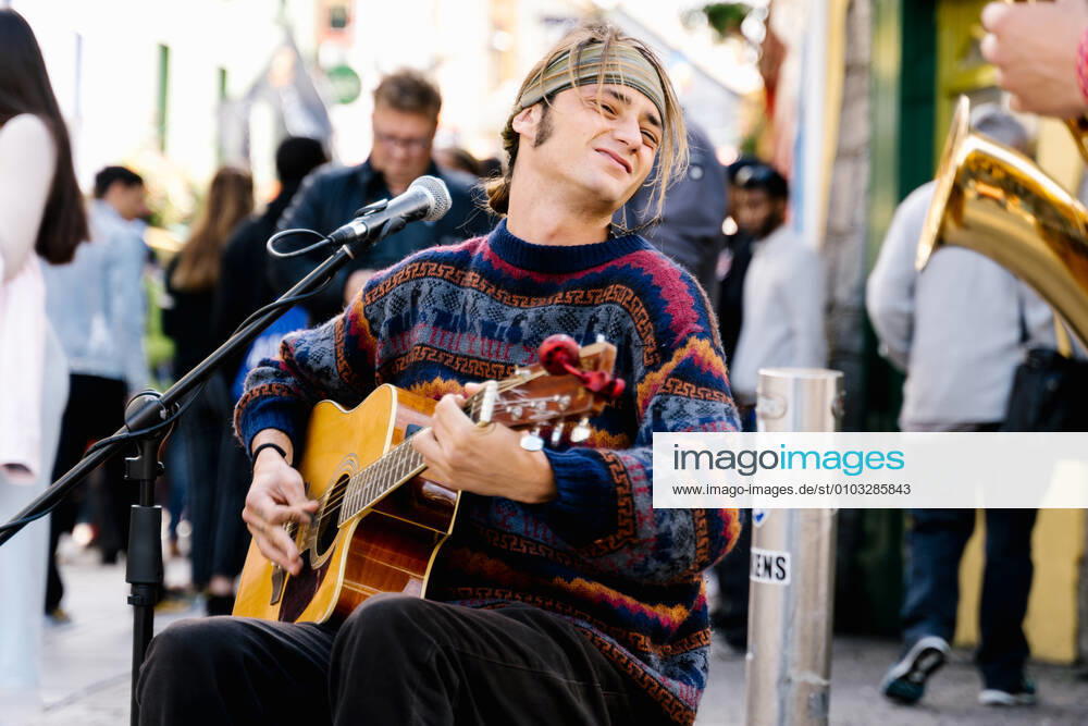Young man playing guitar in the street Galway, County Galway, Ireland CR_TECM200818-469273-01 ,model released, Symbolfoto