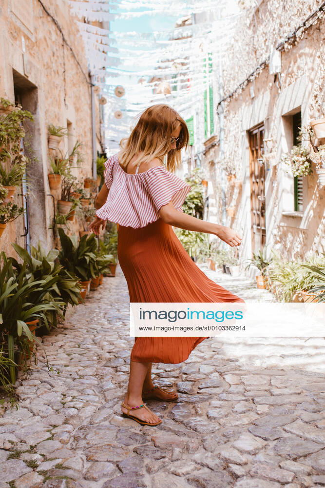 Blonde woman in long skirt dancing in Valdemossa, Majorca. Summertime. Nord de Palma District, PM, Spain CR_DIRR200824D-447813-01 ,model released, Symbolfoto