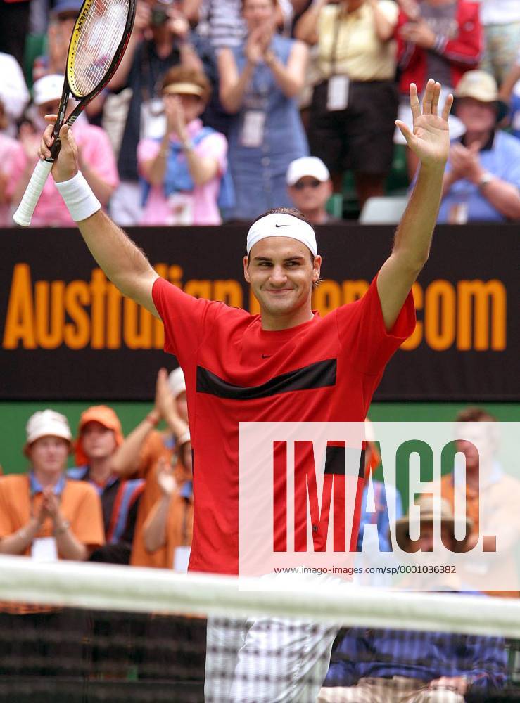 Sieger Roger Federer (Schweiz) läßt sich von seinen Anhängern feiern Tennis Herren Australian Open 2004, Grand Slam, ATP-Tour Einzelbild Melbourne Freude,