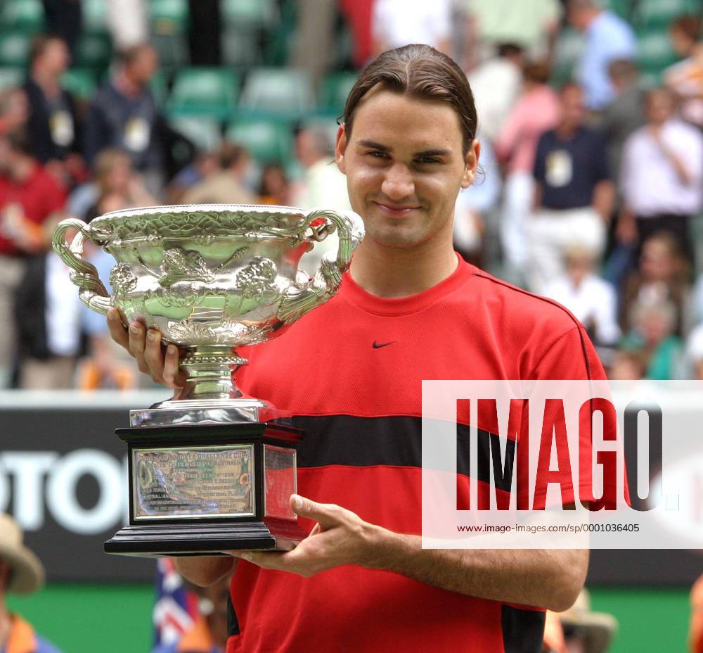 Sieger Roger Federer (Schweiz) präsentiert stolz seine Trophäe Tennis Herren Australian Open 2004, Grand Slam, ATP-Tour Einzelbild Melbourne Freude,