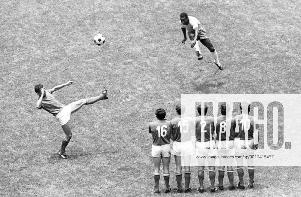WM Finale 1970 in Mexiko City - Brasilien - Italien 4:1 - Pele (Brasilien) schießt einen Freistoss