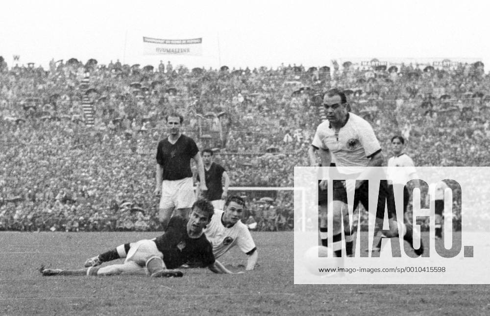 WM Finale 1954 in Bern - BR Deutschland - Ungarn 3:2 - Sandor Kocsis (Ungarn, li.) gegen Karl Mai (Mitte) und Werner Kohlmeyer (beide BRD), dahinter u.a. Nandor Hidegkuti (Ungarn, li.)