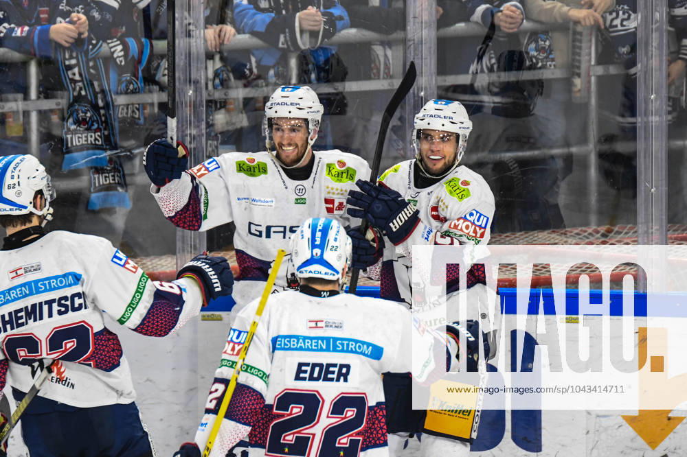 Straubing Tigers vs Grizzlys Wolfsburg, Ice Hockey, Deutsche Eishockey Liga, Penny DEL, 3 Spieltag Playoffs Viertelfinale, Saison 2022 2023, 19 03 2023 Frederik Tiffels, Tobias Eder and Thomas Schemitsch Eisbären Eisbaeren Berlin celebrate the goal, Ice Hockey Men, German Ice Hockey League, Penny DEL, PlayOffs Semi-Final, Matchday 4, Season 2023 2024 on 07 04 2024 at the Eisstadion am Pulverturm, Straubing Tigers blue against Eisbären Eisbaeren Berlin white