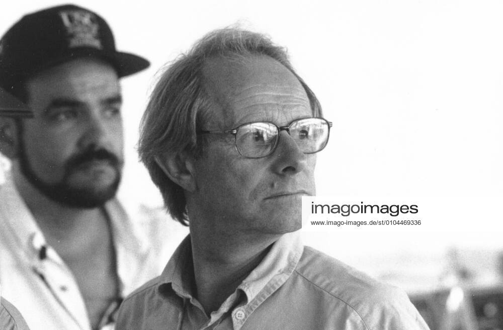 BREAD AND ROSES KEN LOACH - director BREAD AND ROSES Director KEN LOACH Date: 2000 Mandatory credit line: Image courtesy PARALLAX PICTURES Ronald Grant Archive Mary Evans