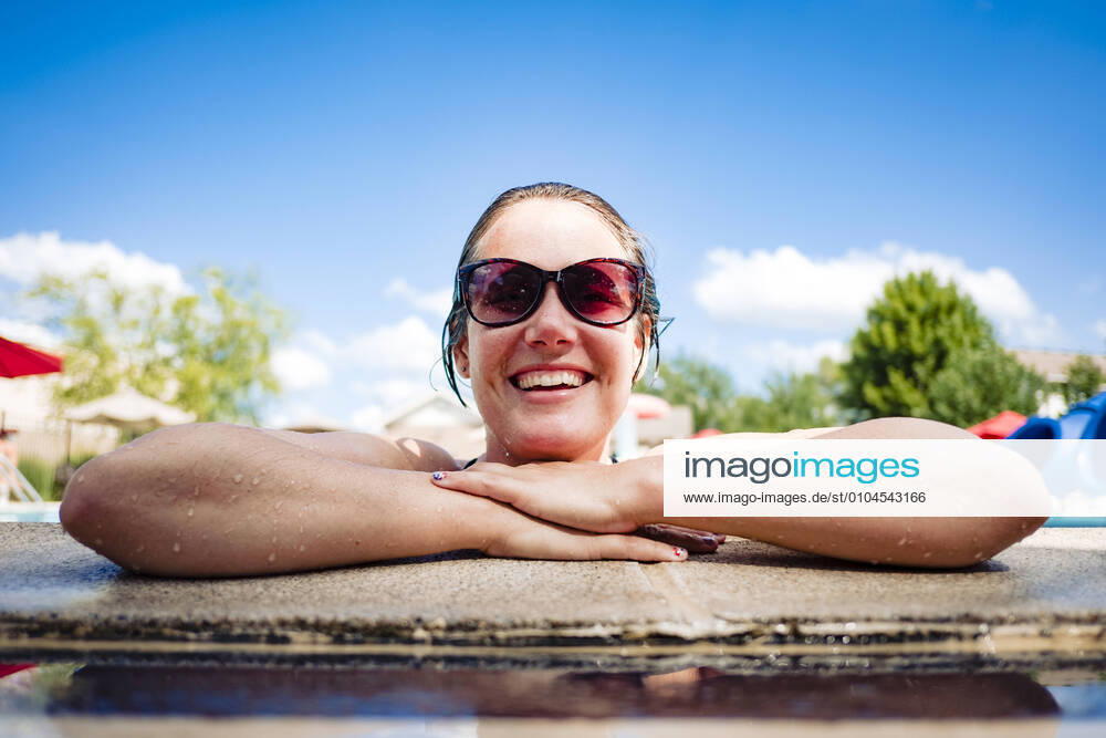 Smiling woman in a pool on a hot summer day Kansas City, MO, United States CR_JOSO200908-481522-01 ,model released, Symbolfoto