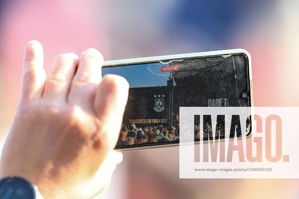 Handball, EHF Champions League, Opening Party v l symbol photo, symbol image spectator, fans, audience cell phone, smartphone Cologne