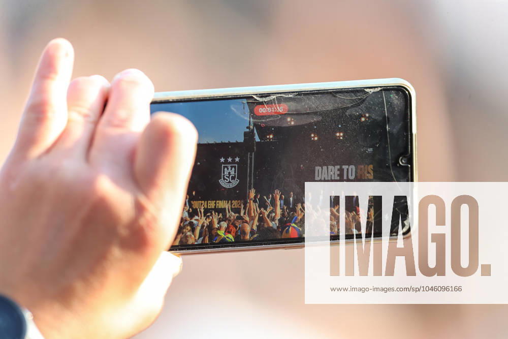 Handball, EHF Champions League, Opening Party v l symbol photo, symbol image spectator, fans, audience cell phone, smartphone Cologne