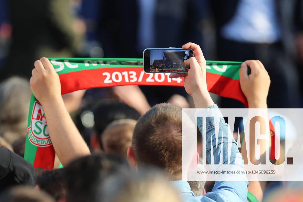 Handball, EHF Champions League, Opening Party v l symbol photo, symbol image spectator, fans, audience cell phone, smartphone Cologne