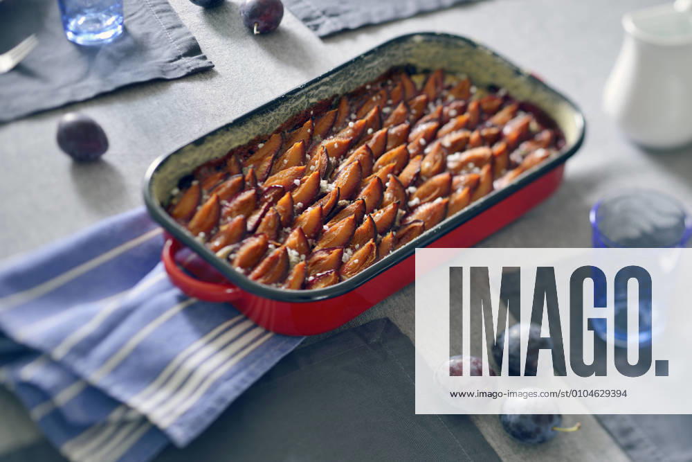 IMAGO Creative, Herbst, Food, Pflaumenkuchen Plum cake in casserole dish BR000129