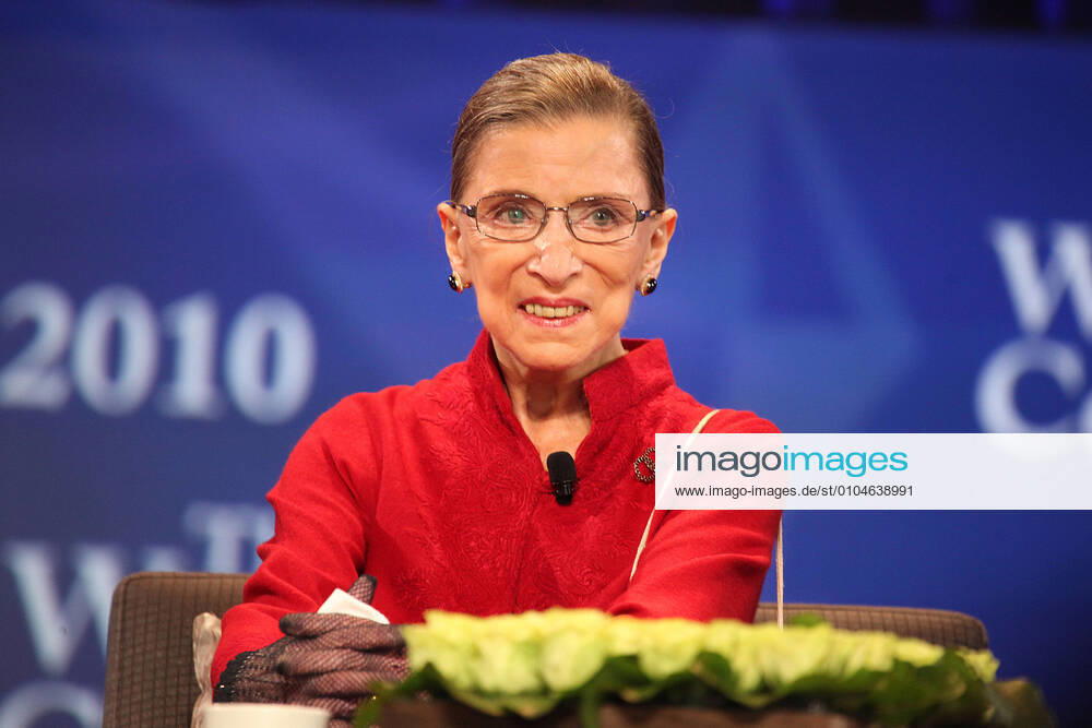 IMAGO ICONS: Ruth Bader Ginsburg Berühmte Feministinnen, Ruth Bader Ginsburg October 26, 2010 - Long Beach, California, U.S. - The Honorable RUTH BADER GINSBURG speaks during the 2010 Women s Conference at the Long Beach Convention Center. Long Beach U.S. - ZUMAsm9_ 20101026_mms_sm9_395