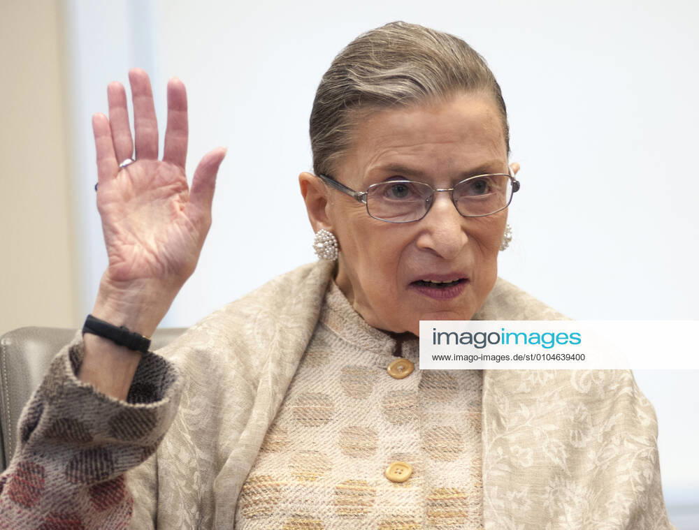 IMAGO ICONS: Ruth Bader Ginsburg Berühmte Feministinnen, Ruth Bader Ginsburg September 16, 2013 - Berkeley, California, U.S. - RUTH BADER GINSBURG speaks at UC Berkeley s School of Law in Berkeley, California. Berkeley U.S. - ZUMAed1_ 20130916_zaf_ed1_004