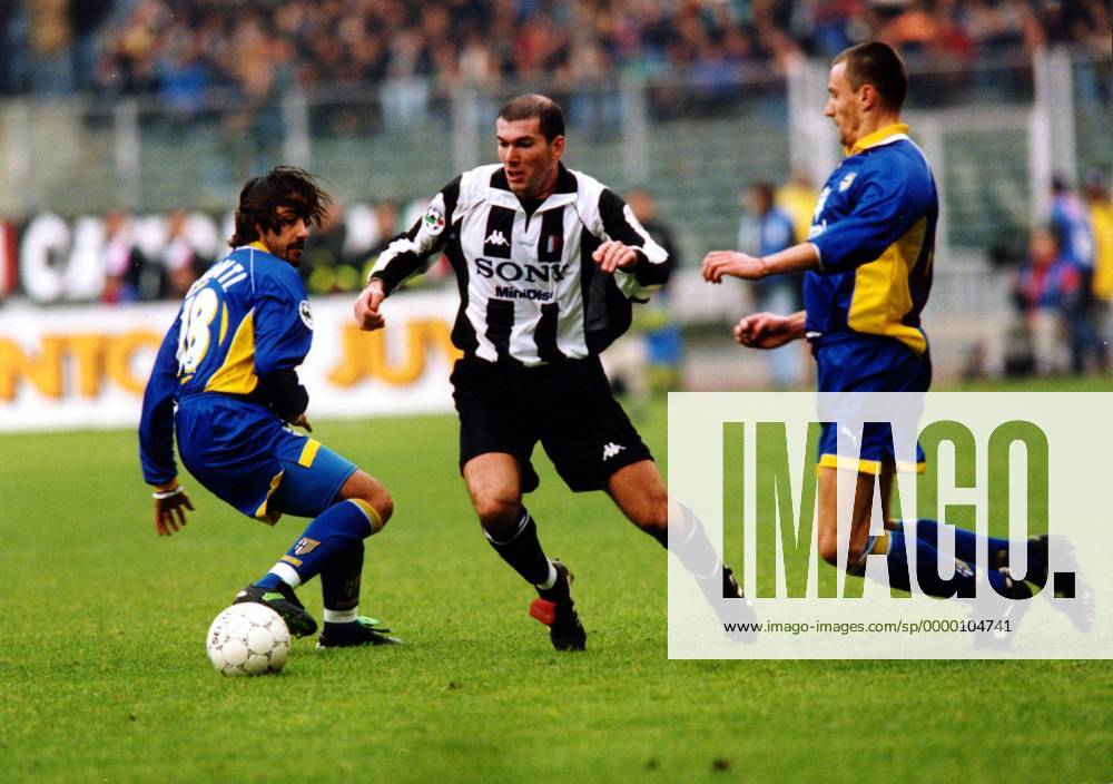 Zinedine Zidane (Juve) am Ball, setzt sich gegen Frederico Giunti (li.) durch Fußball Herren Seria A 1997 1998, Juventus Turin - AC Parma, 1. Italienische Liga, Serie Gruppe Stadio Delle Alpi Turin