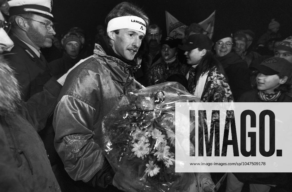 Jens Weißflug 10 01 1996,Oberwiesenthal, Markt, Thousands welcomed the exceptional ski jumper Jans Weißflog on the market after the victorious conclusion of the Four Hills Tournament, afterwards they celebrated in the Hotel 4 Jahreszeiten with prominent guests Including his wife Nicola and sons Daniel and Niklas