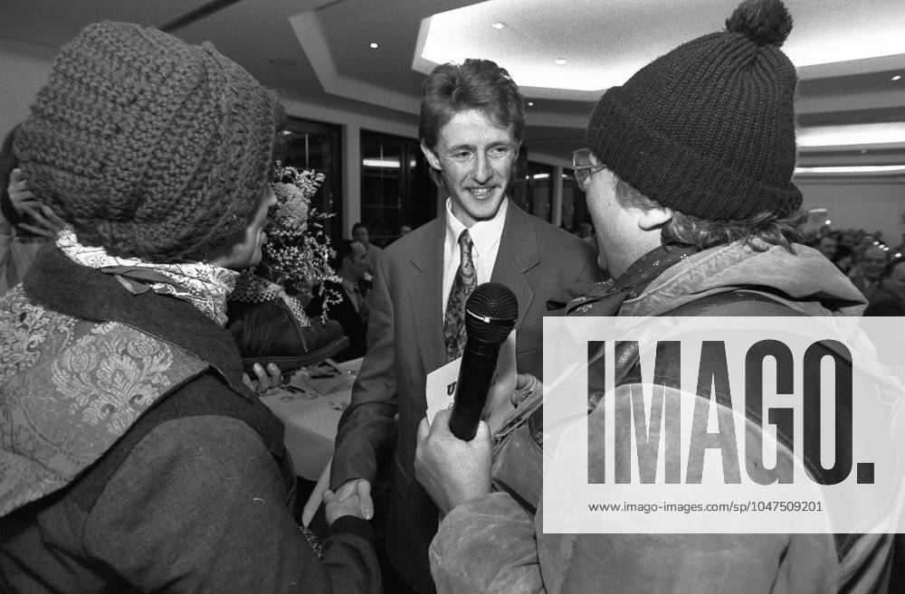 Jens Weißflug 10 01 1996,Oberwiesenthal, Markt, Thousands welcomed the exceptional ski jumper Jans Weißflog on the market after the victorious conclusion of the Four Hills Tournament, afterwards they celebrated in the Hotel 4 Jahreszeiten with prominent guests Including his wife Nicola and sons Daniel and Niklas
