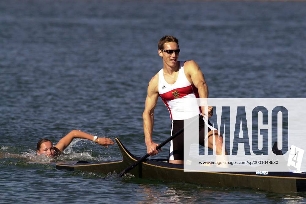 Wahre Geschwisterliebe: Andreas Dittmer (Deutschland) lässt seine Schwester Anja schwimmen Kanu OS Sommer Herren Olympische Sommerspiele 2000, Olympia, Olympiade, Spiele, Canadier, Einercanadier, Einer, 1er, 1 er Gruppe Sydney