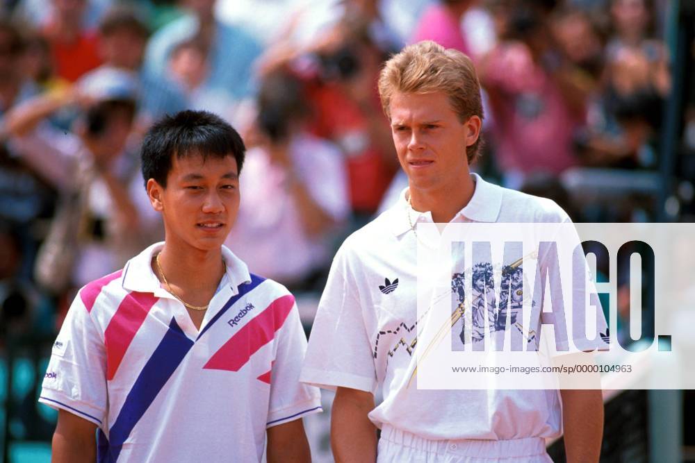 Stefan Edberg (Schweden) und Michael Chang (USA, li.) Tennis Herren French Open 1989, ATP-Tour, Grand Slam, Sand, Sandplatz, Sandplatzturnier Gruppe Roland Garros Paris Konzentration,