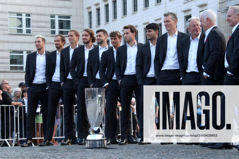 DEU, Tennis, Laver Cup, Teams, 18 09 2024, Brandenburger Tor, Berlin, DEU, Tennis, Laver Cup, Teams, in the picture Team World Team Europe Captain John McEnroe Captain Björn Borg Vice Captain Patrick McEnroe Vice Captain Thomas Enqvist Taylor Fritz Alexander Zverev Alex de Minaur Carlos Alcaraz Tommy Paul Daniil Medvedev Frances Tiafoe Casper Ruud Ben Shelton Stefanos Tsitsipas Alejandro Tabilo Rafael Nadal Foto Juergen Engler nordphoto GmbH nordphotoxGmbHx xEngler nph00076
