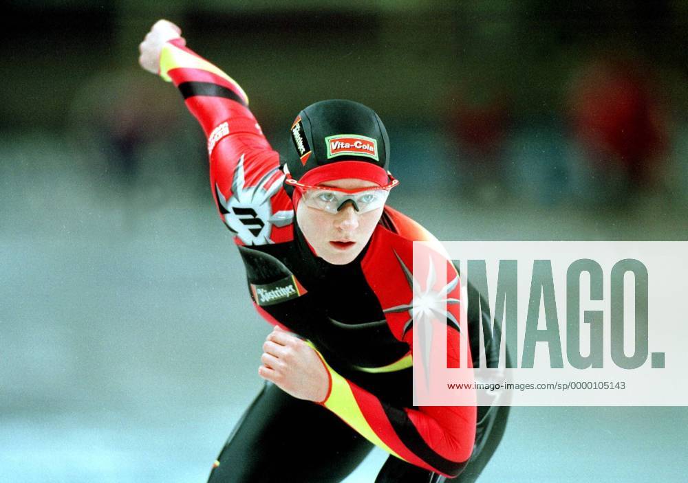 Claudia Pechstein (Deutschland) konzentriert am Start Eisschnellauf Damen Weltcup 1999, Welt Cup, World Cup, Eisschnellaufen Einzelbild Sportforum Hohenschönhausen Berlin Spannung, Konzentration,