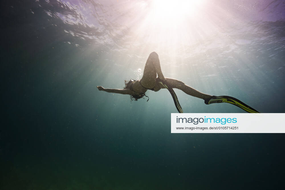 IMAGO Creative: Sommer Sport - Strand Free diver floating in the ocean of Oahu, Hawaii Honolulu, HI, United States CR_ALKA201017B-507408-01