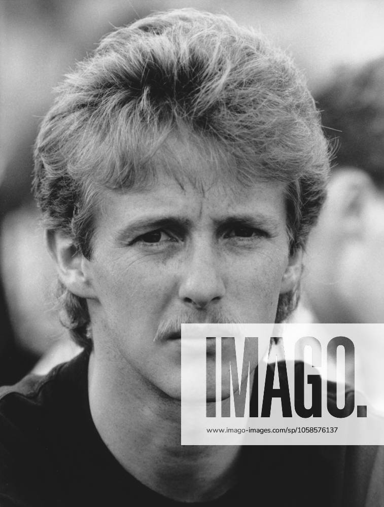 Weltcup, Skispringen, Jens Weissflog GDR Portrait, bei einem Skisprung-Wettkampf 1994. Jens Weißflog gewann drei olympische Goldmedaillen, zwei Goldmedaillen bei Weltmeisterschaften und viermal die Vierschanzentournee, 1994, Deutschland, Europa World Cup, Ski jumping, Skispringen, Ski, nordisch Jens Weissflog GDR portrait, at a ski jumping competition in 1994. Jens Weissflog won three Olympic gold medals, two gold medals at world championships and four times the Four Hills Tournament, 1994, Germany, Europe