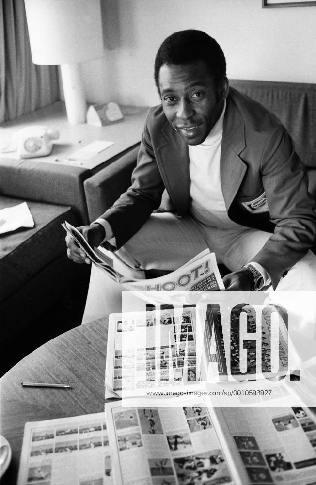 Football : World Cup Finals 1974 05 07 1974 Meeting with Pele (Ex Brazil player) reads a copy of Shoot magazine.