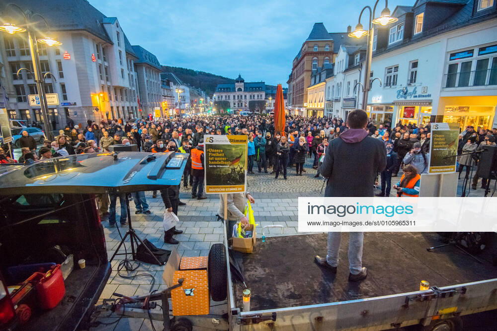 2020 11 01 Altmarkt Aue Demo against Corona Measures in Aue Under the motto Reason instead of hysteria a demonstration took place on Sunday, November 1, 2020 at 5 pm on the Altmarkt Aue Organized by Stefan Hartung, NPD city council of the district town of Aue Bad Schlema and NPD district council in the Erzgebirgskreis Accord