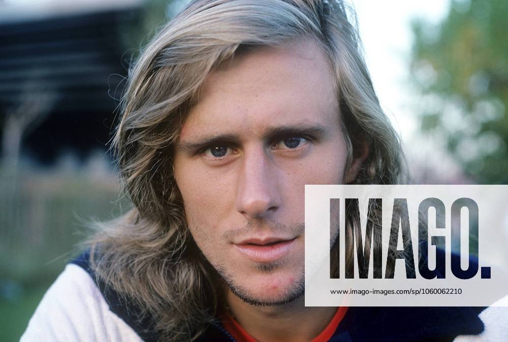 Björn Borg. Ehemaliger Tennisspieler Nr. 1 der Welt, geboren am 6. Juni 1956. Er war der erste Mann in der Open Ära, der 11 Grand Slam Titel im Einzel gewann, davon sechs bei den French Open und fünf in Folge in Wimbledon. 1977. Kristoffersson Bjorn Borg. Former world no 1 tennis player born june 6 1956. He became the first man in the Open era to win 11 Grand Slam singles titles with six at the French open and five consecutively wins at Wimbledon. 1977. Kristoffersson